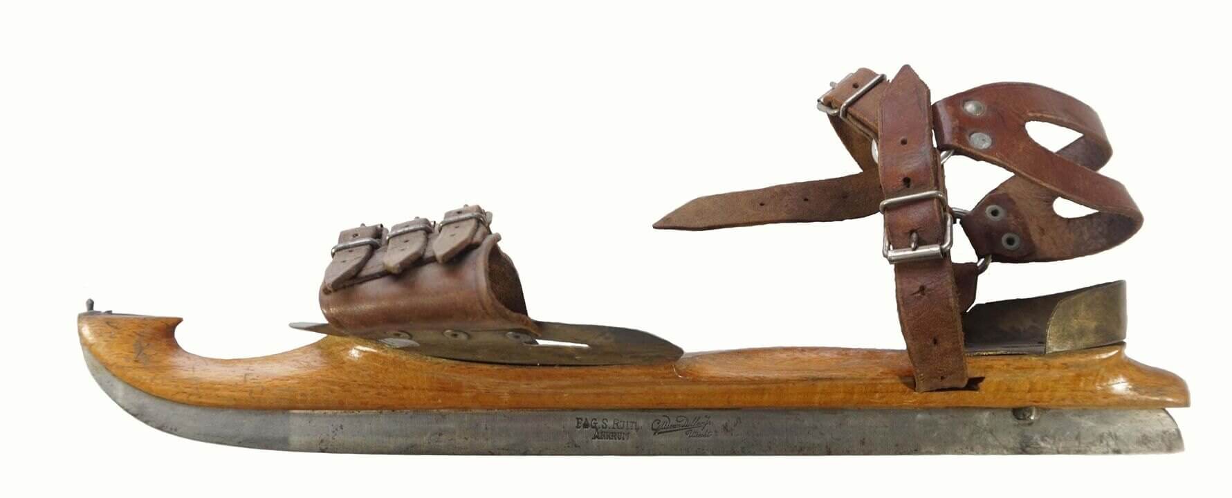 Een van de schaatsmodellen die in de winkel werden verkocht. Op het ijzer zie je de naam van de maker van het ijzer en van G.W. Van Dillen jr. De kans is groot dat het lederwerk afkomstig was van zijn broer uit de Schoutenstraat.