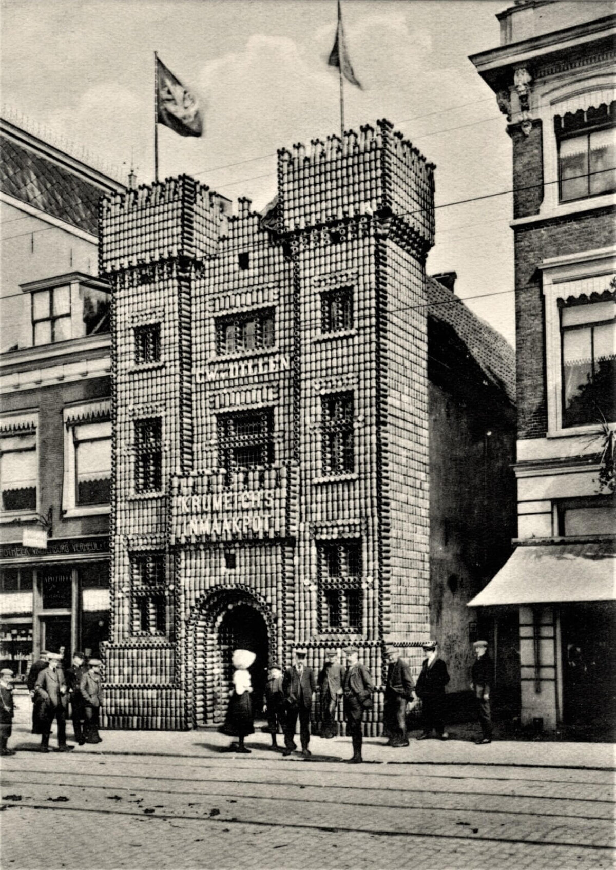 Het bouwsel van inmaakpotten in 1911 voor de gevel van toen Vredenburg 18. Afbeelding: HUA