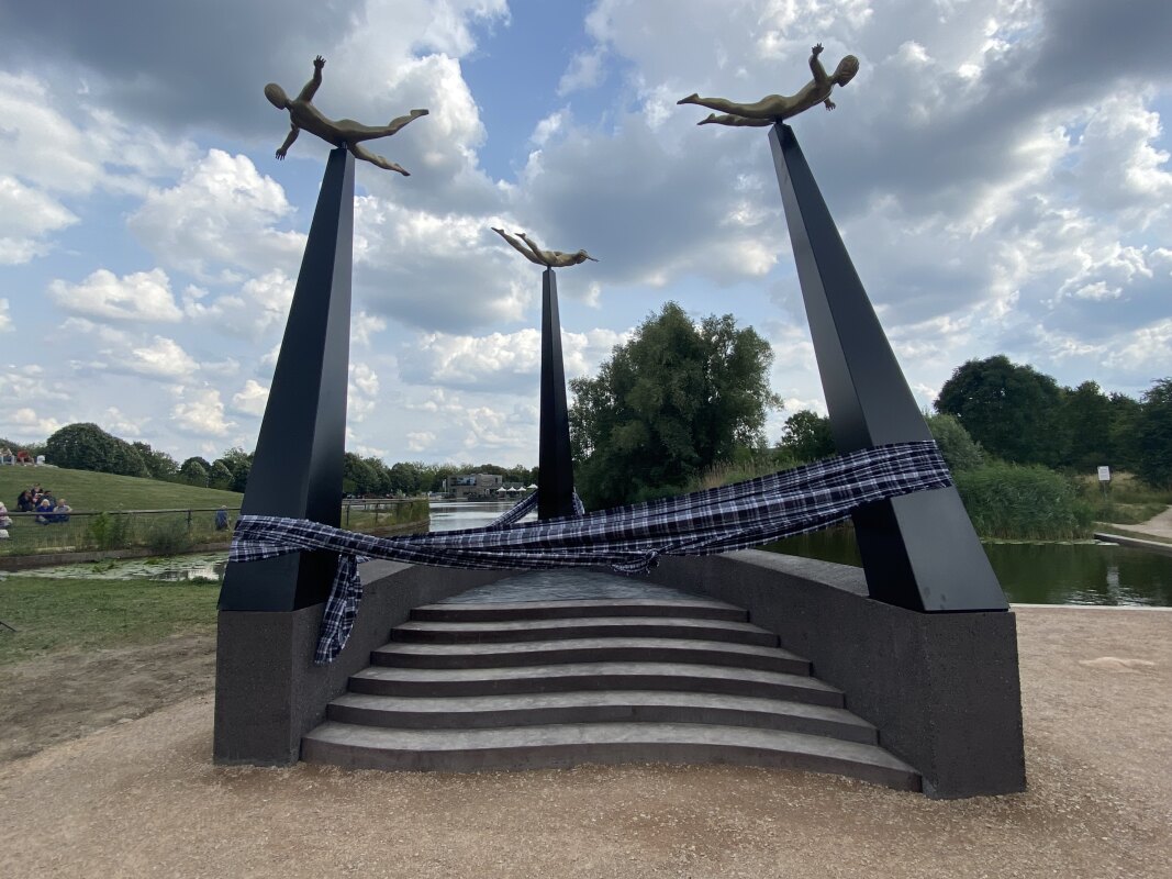 Het monument van Vlucht en Verzet voorafgaand aan de onthulling