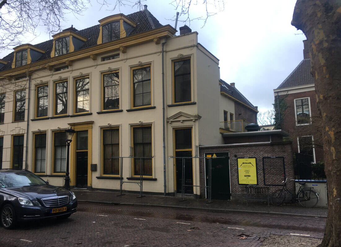 De rechterdeur van het witte pand met de twee ramen: appartement Breedstraat 72 (was 60). Twee staanders voor een kraam staan al klaar voor de opbouw van de lapjesmarkt. Foto: Dik Binnendijk