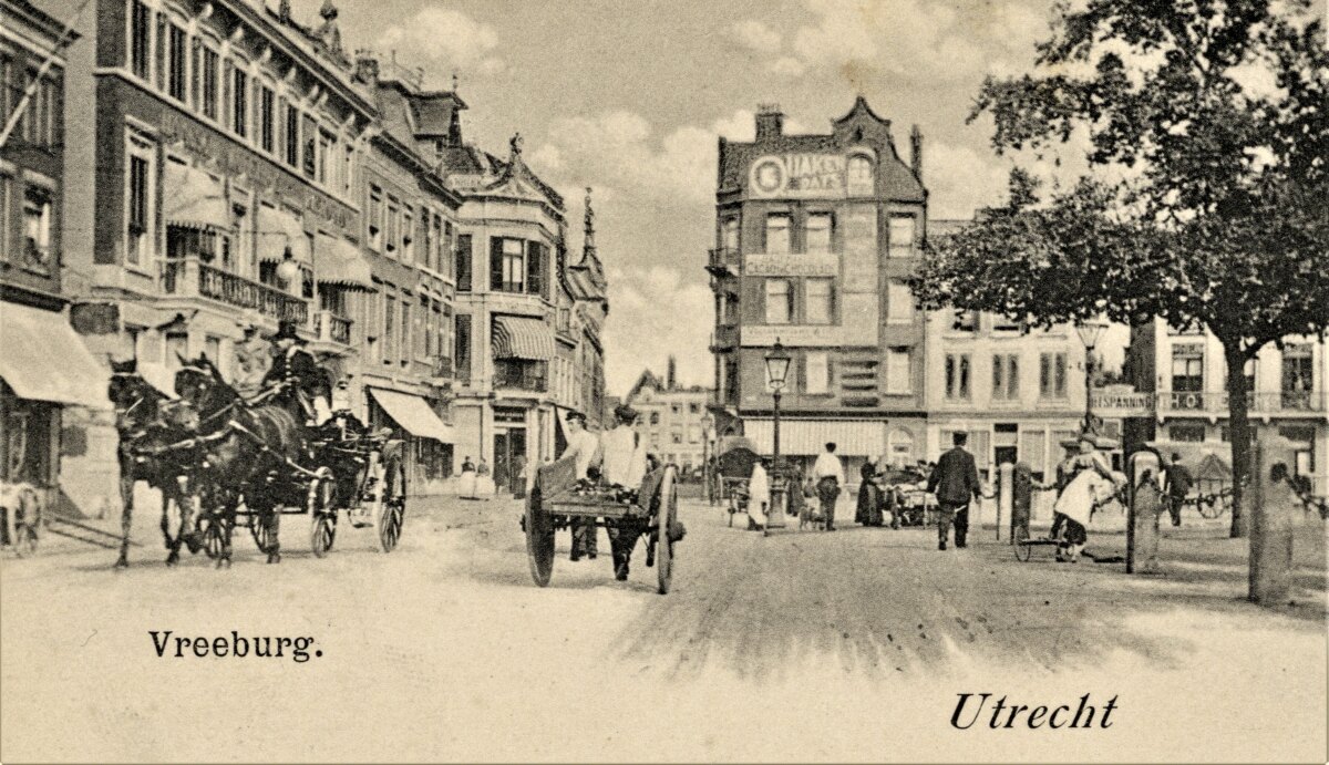 De noordoosthoek van het Vreeburg rond 1900. Midden op de foto zien we de ingang van de Lange Viestraat en rechts daarnaast dus het Warenhuis “Voorwaarts” van Joh. Schoonhoven net na de verbouwing die gereed kwam in het voorjaar van 1899.