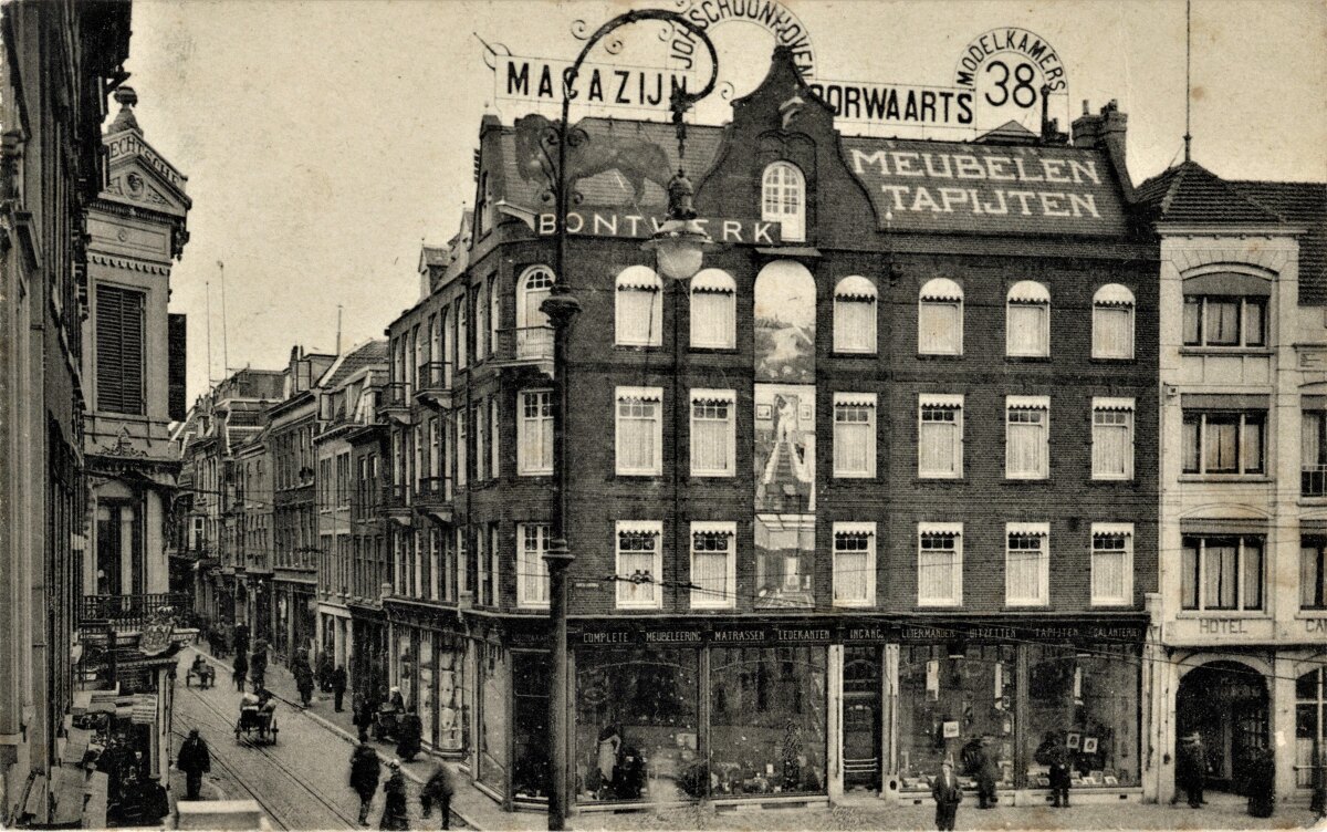 Het Magazijn “Voorwaarts” gefotografeerd rond 1915, toen het zo'n beetje op het hoogtepunt van zijn bestaan verkeerde.