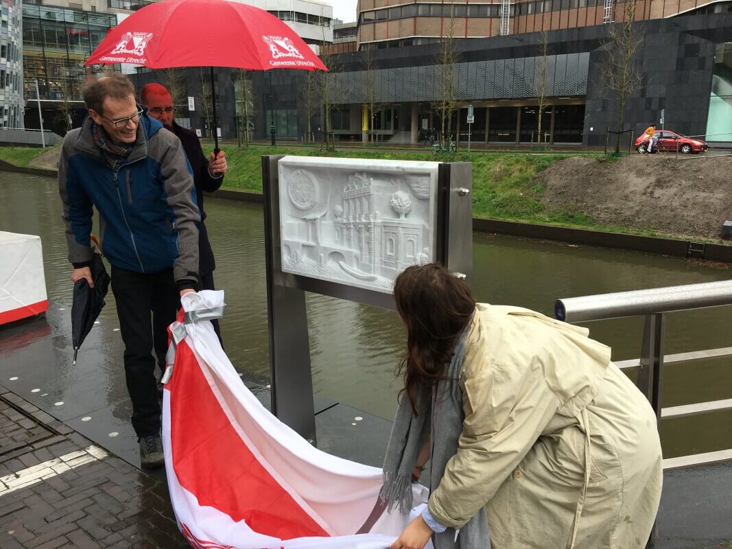 De onthulling van het reliëf door beeldhouwer Toon Rijkers en wethouder Eva Oosters. Foto: DB