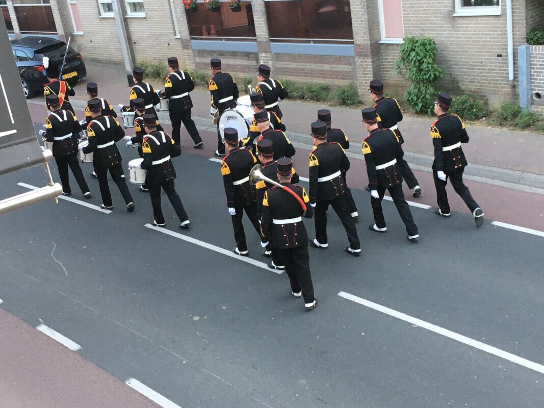 De harmonie St. Gertrudis om 6:00 uur ’s morgens op weg naar omliggende dorpen. Foto: Dik Binnendijk	