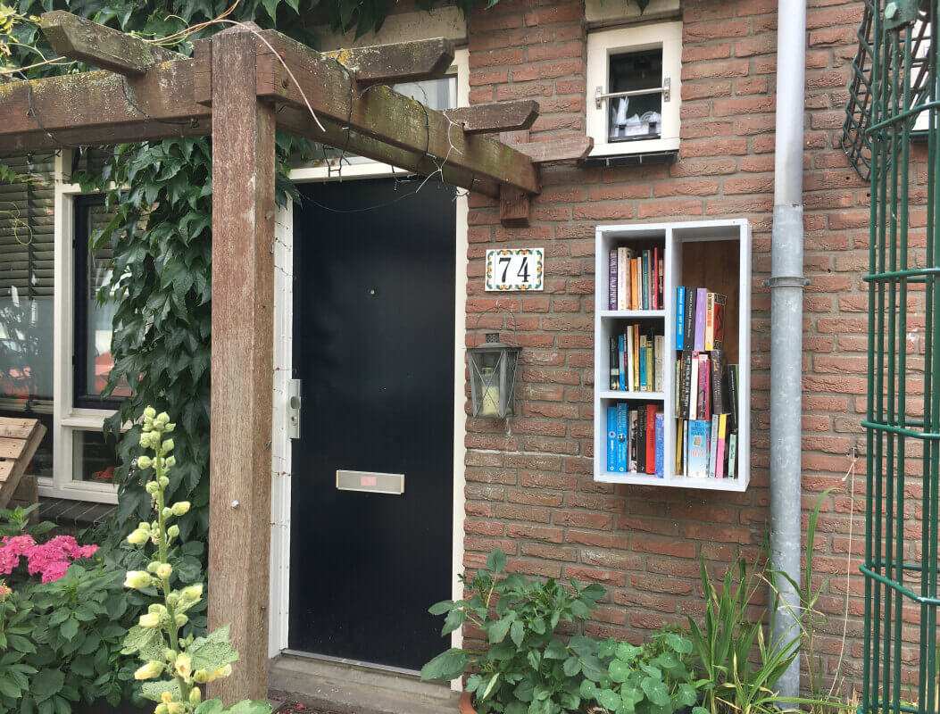 Het boekenkastje in de Kapelstraat. Foto: Dik Binnendijk