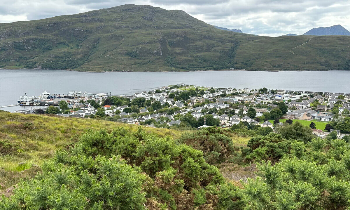 Zicht op Ullapool (Schotland, Verenigd Koninkrijk). Foto: Dik Binnendijk