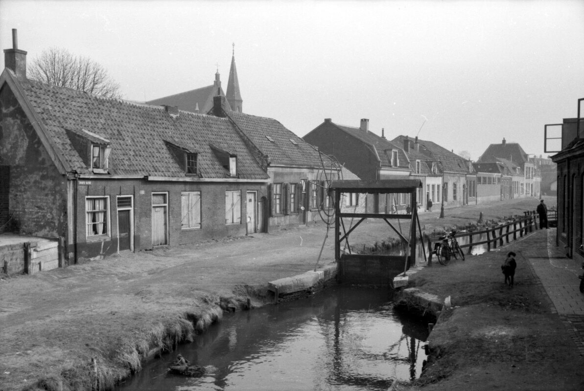 Het Zwartewater met het sluisje bij de Merelstraat. Boven de oorspronkelijke huisjes de toren van de Sint Josephkerk (Draaiweg 42). Foto: G.J.C.A. Smilda/Het Utrechts Archief (gemaakt tussen 1953 en 1957)