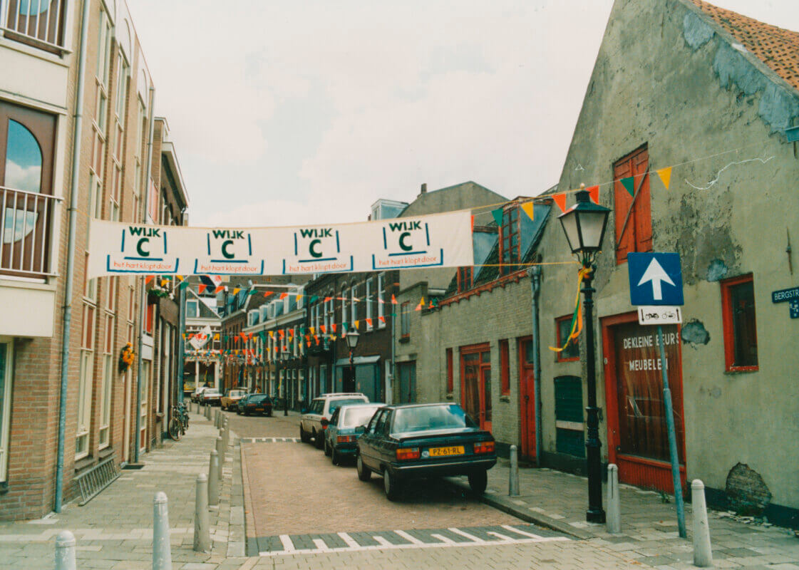 Bergstraat. De versiering was vanwege de afronding van de vernieuwing Willemstraat e.o. (1-ste fase) met als slogan ‘Wijk C: het hart klopt door’. Foto: Wijk C Komitee (september 1989)