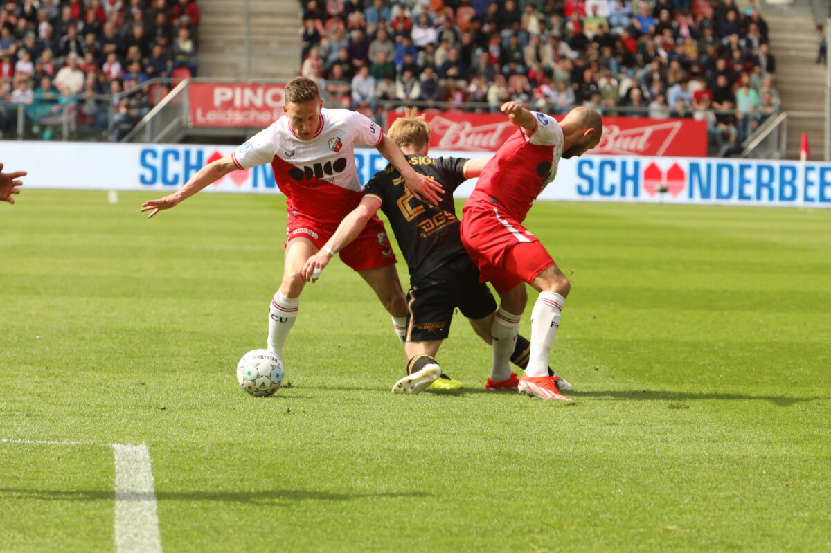 Isac Lidberg verovert de bal