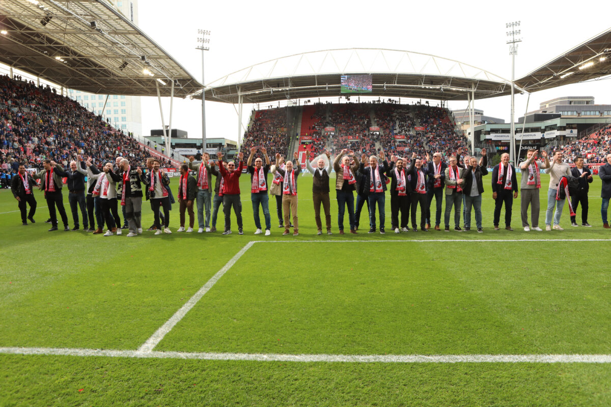Oud-spelers van FC Utrecht maken een ererondje
