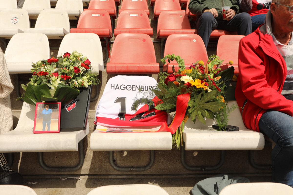 Vorige week overleed Cyriel Haggenburg, de supervrijwilliger van FC Utrecht - er waren bloemen op zijn vaste stoel