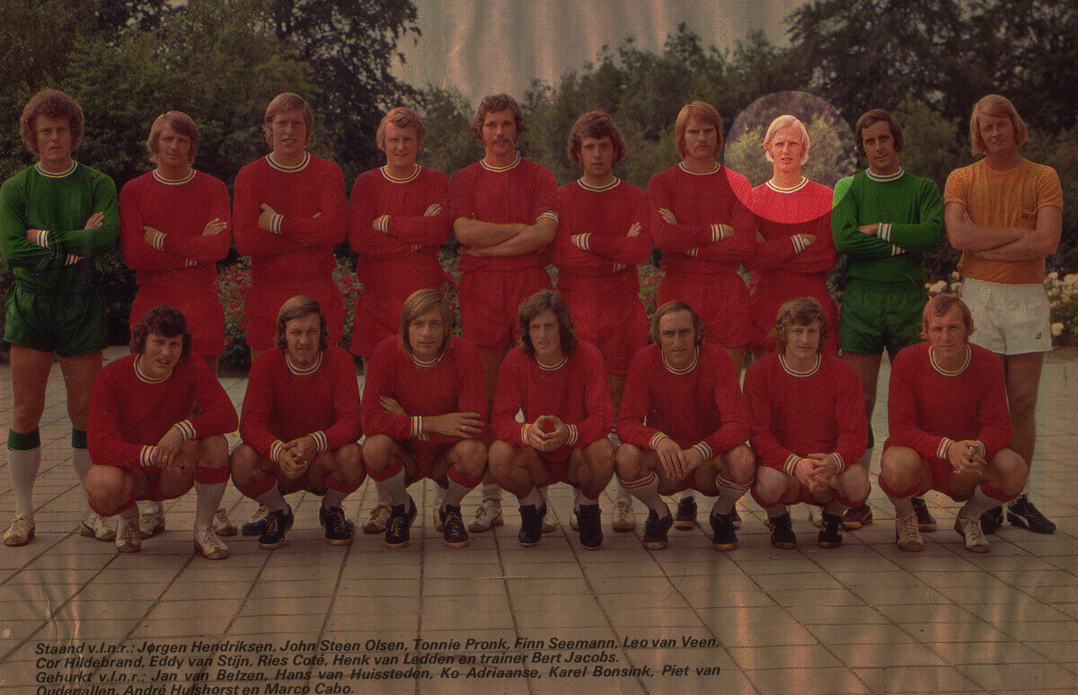 FC Utrecht in de jaren zeventig, met omcirkeld Ries Coté.
