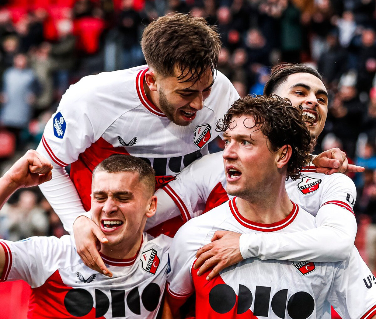 Sam Lammers met juichende teamgenoten. Foto: FC Utrecht