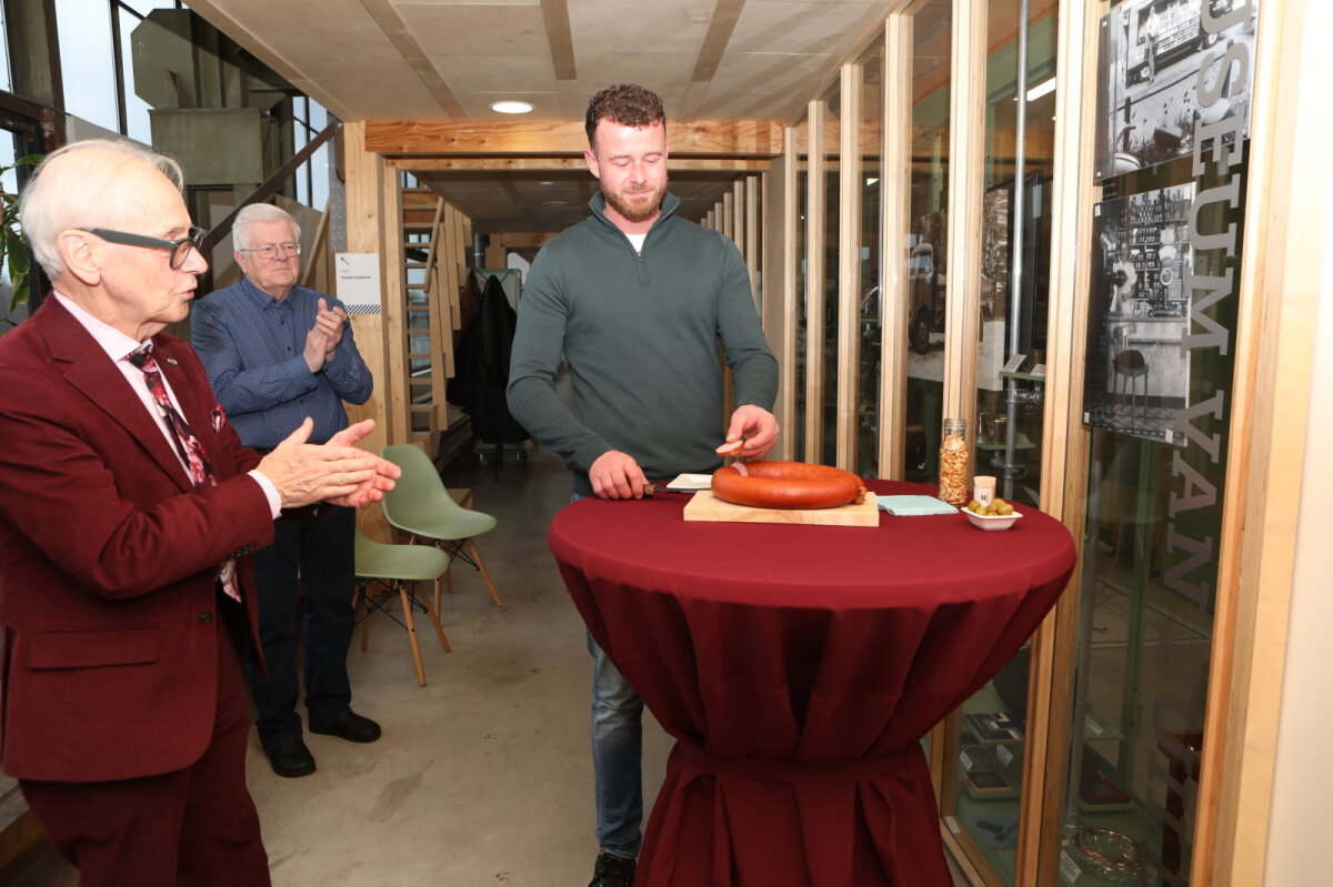 Sjaak van Es, de vierde generatie slager van Slagerij Van Es, opende de expositie 'Etalage naar het verleden'.