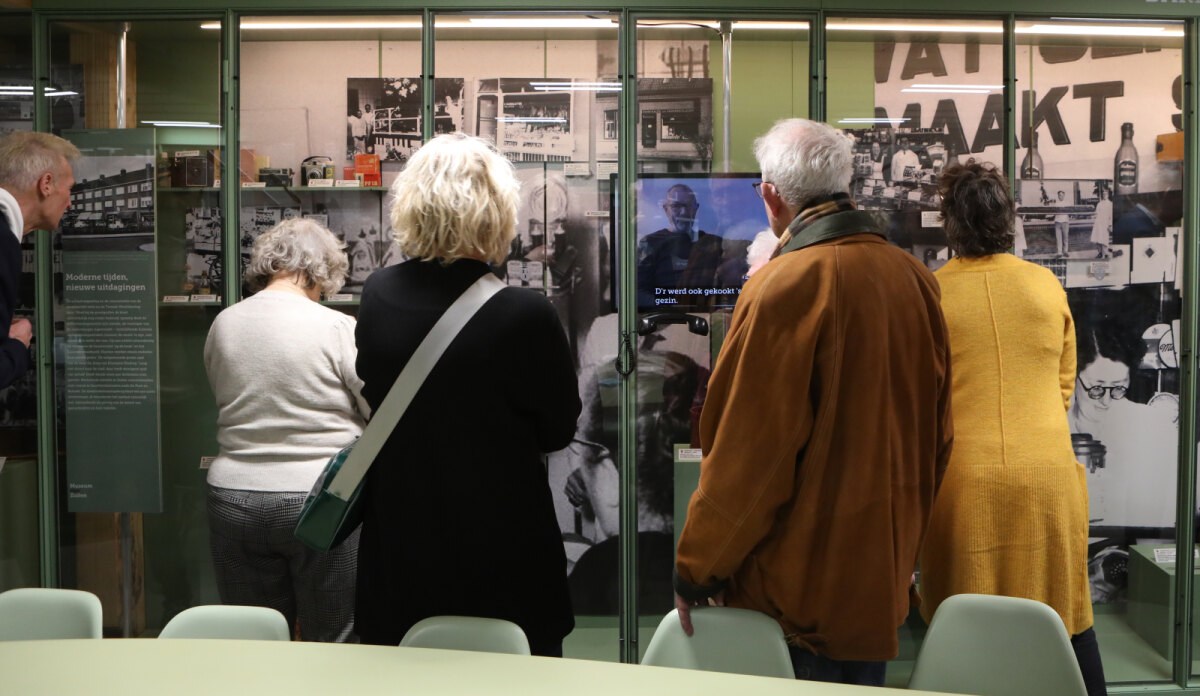 De expositie 'Etalage naar het verleden' is te zien in het Museum van Zuilen. Foto's: Ton van den Berg