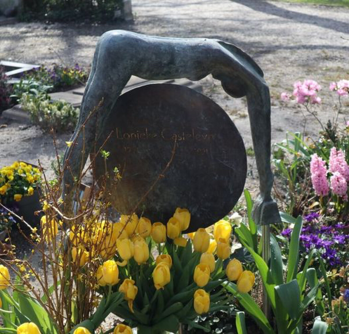 Grafmonument van Lonieke Casteleyn op begraafplaats St. Barbara. Gemaakt door: Ad Jenning. Foto: M. Gieling