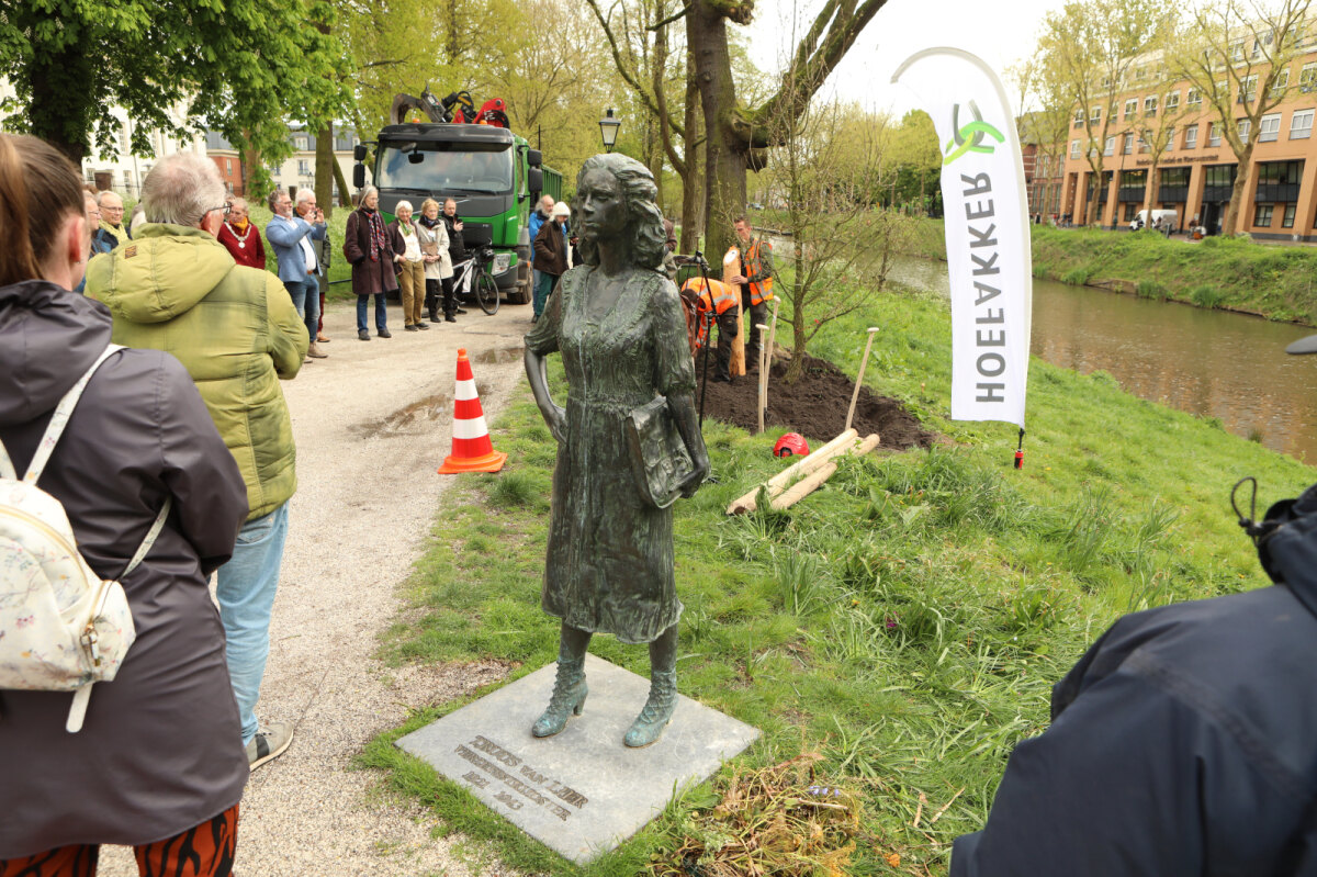 Het beeld van Truus van Lier met op achtergrond de geplante donseik.