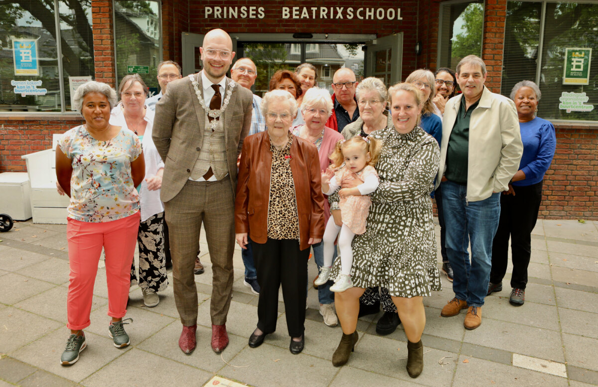 Riek Baron (midden) met loco-burgemeester De Vries, familie en vrienden. Foto: Ton van den Berg