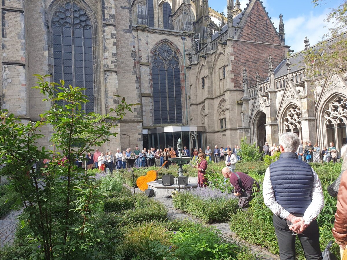 Viering van 10 jaar DomUnder in het pandhof van de Domkerk. Foto: Ton van den Berg