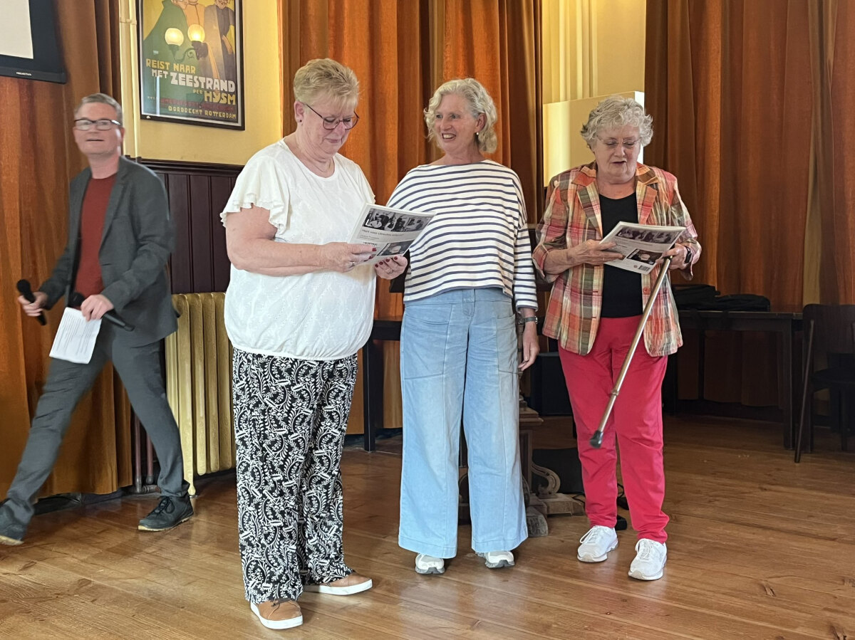De eerste exemplaren van tijdschrift Oud-Utrecht werden uitgereikt aan Meta Beukelman en Jolanda Kompier, twee buschauffeuses van het GVU. Foto: Oud-Utrecht 