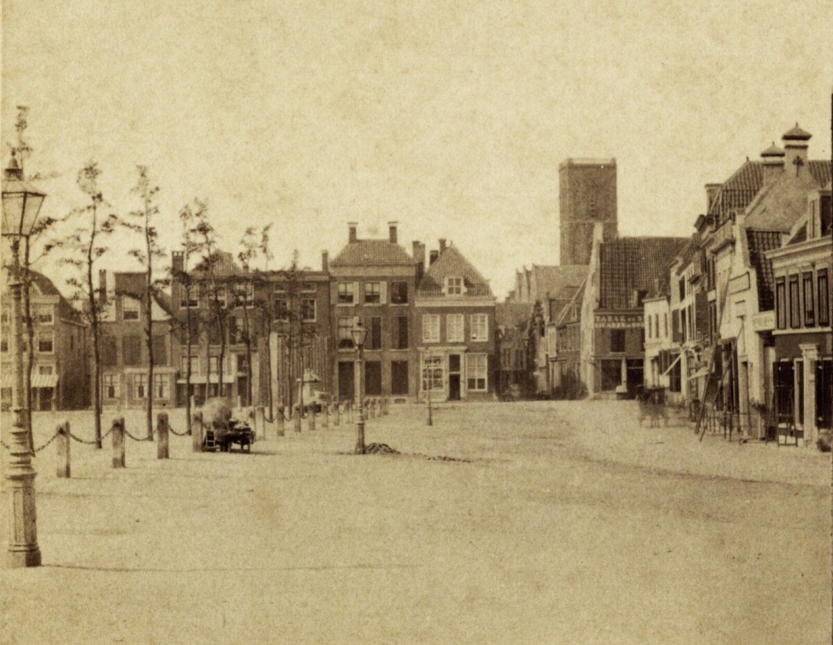 Op deze zeer oude foto van het Vredenburg - uit ongeveer 1863 - zien we geheel rechts het woonhuis van de familie Bresser, met links ernaast de doorgang naar het Venduhuis (foto HUA808268)