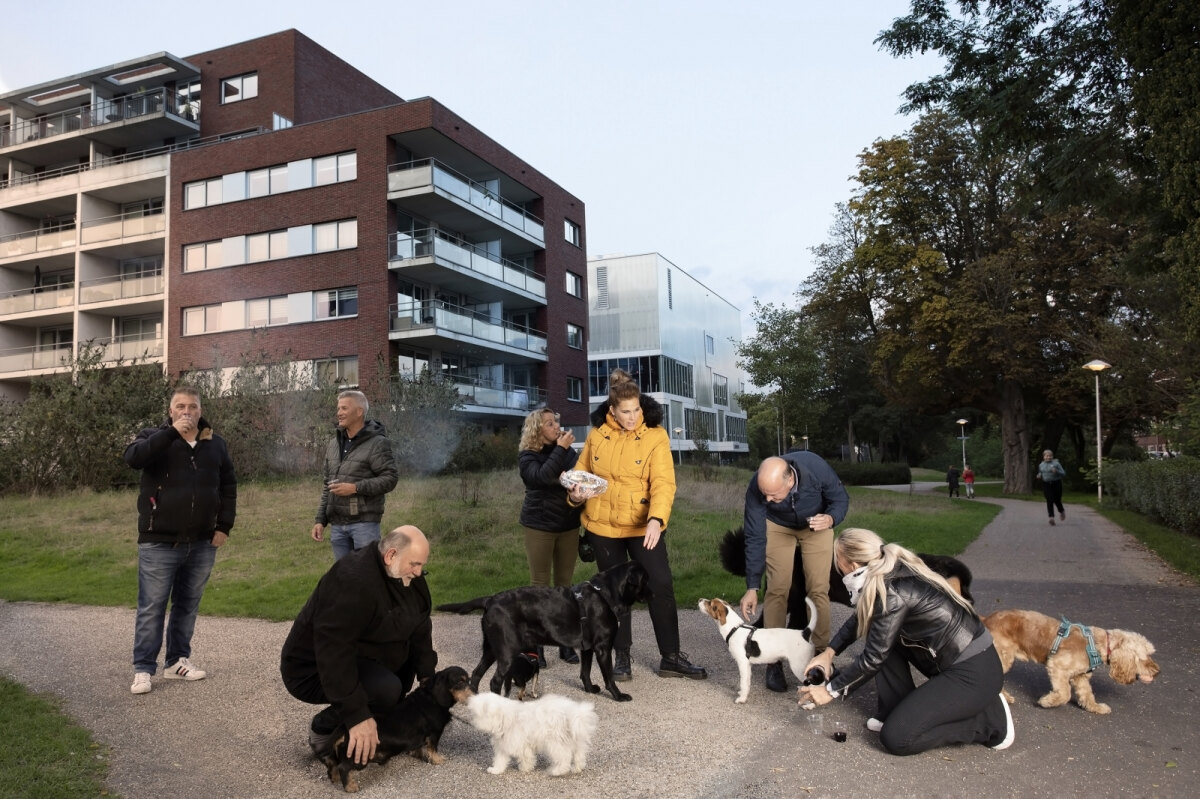Ondiepers die honden uitlaten vieren hun ontmoeting met borrels en biiterballen. Foto: Tahné Kleijn