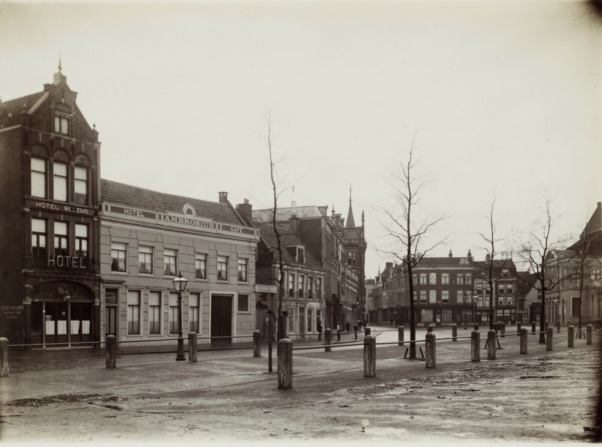 Op deze foto van ca. 1896 zien we een zeer rustig Vredenburg. Bij Bresser maken ze van de gelegenheid gebruik om de ramen te lappen (foto HUA40087)