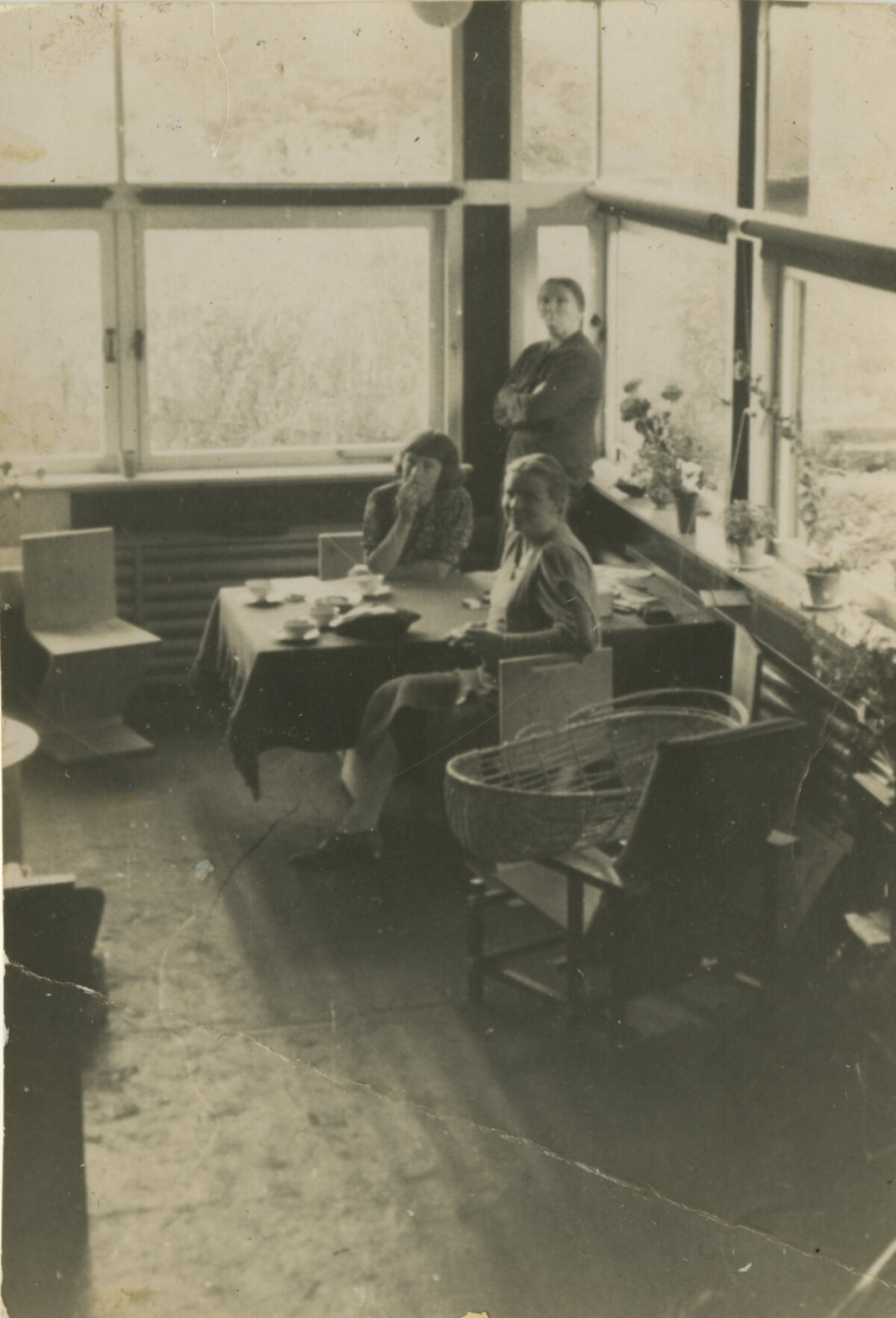 Woonkamer Rietveld Schröderhuis met Schröder (staand), Els Schröder-Kolkman zittend vooraan en onbekende vrouw, zomer 1938 © Archive family Schröder