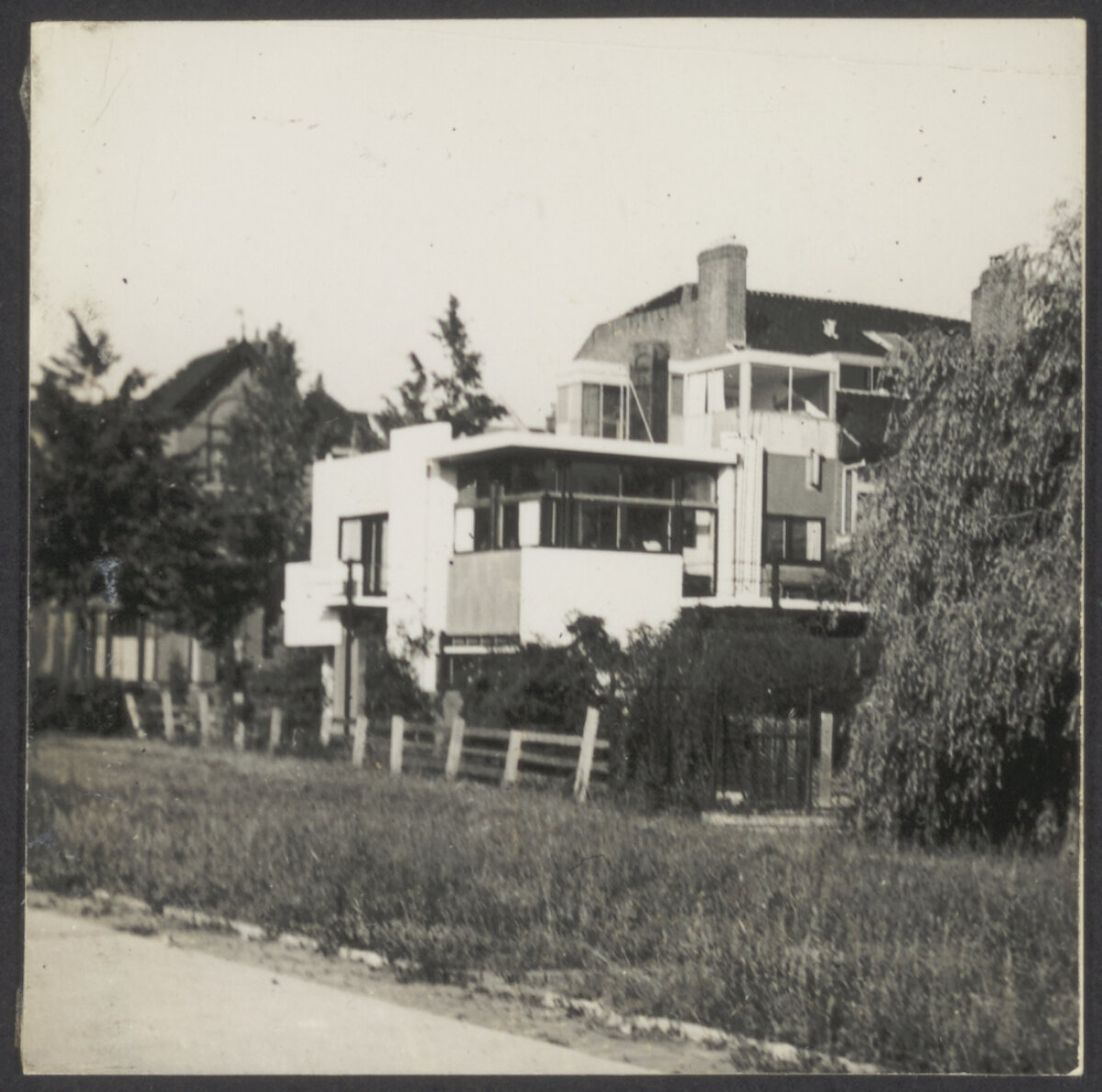 Schröderhuis met de witte dakkamer, eind jaren 30. Centraal Museum Utrecht / Rietveld Schröderarchief / Schenking Maarten Schröder