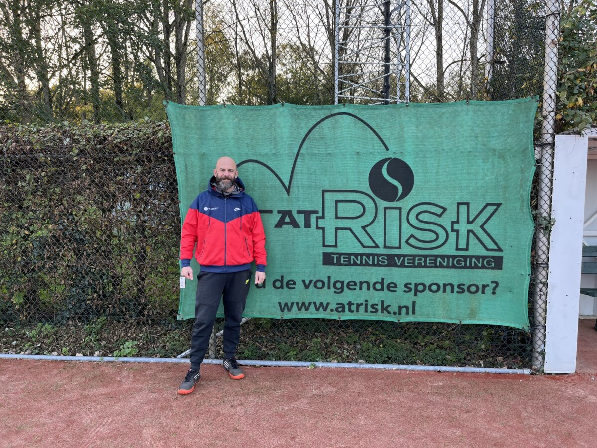 Tom van Lijf van Tennisvereniging At Risk. Foto: Bersee