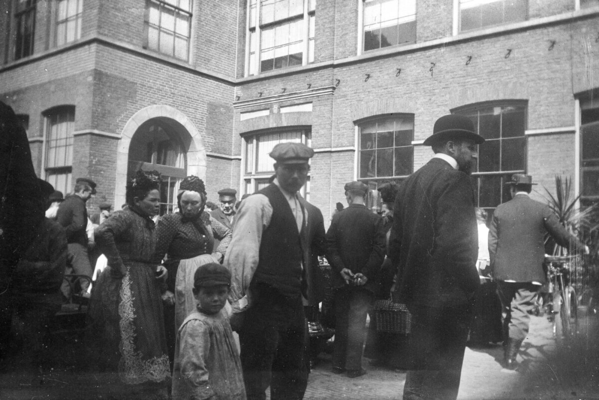 Belangstellenden voor een verkooping op het binnenterrein van het Venduhuis (foto HUA1134)