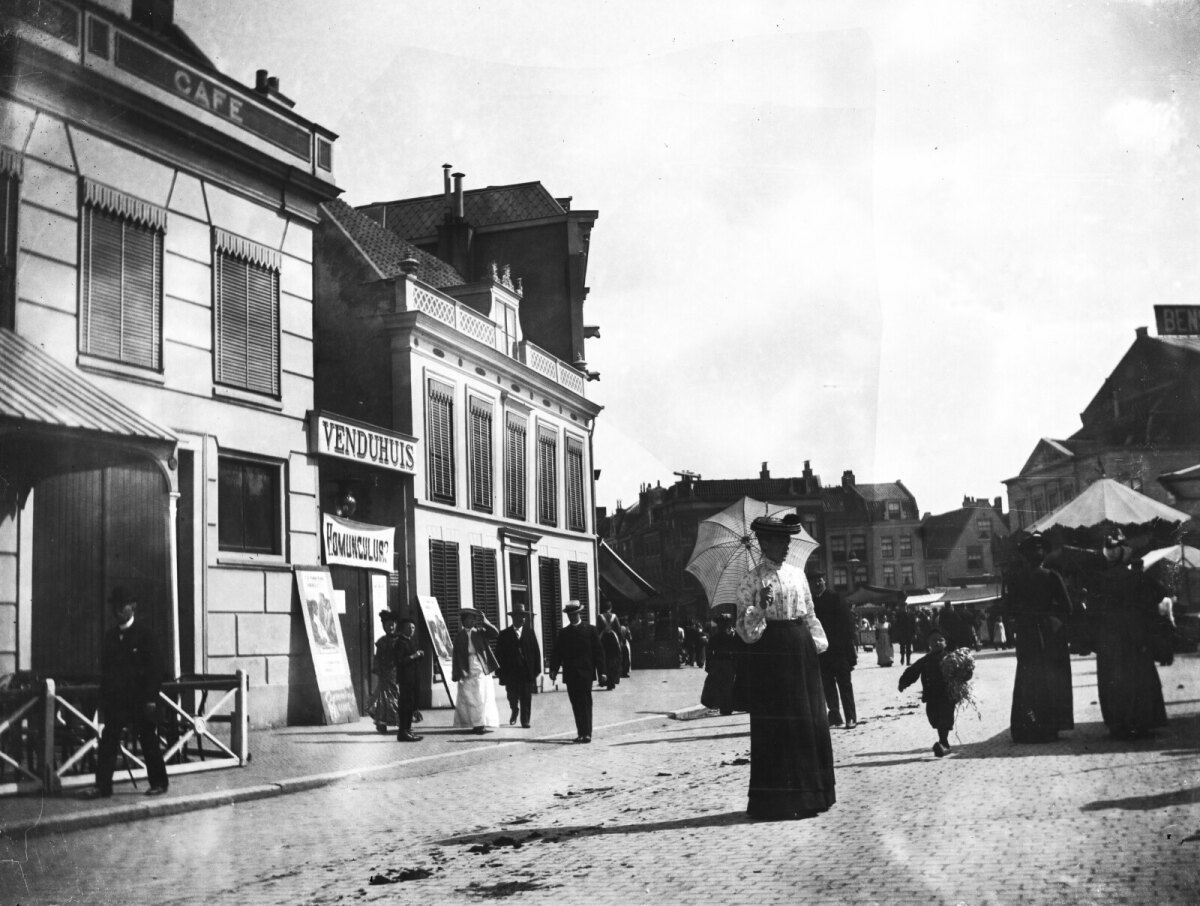 Deze foto, waarschijnlijk genomen tijdens een kermis rond 1905, laat zien hoe Richard Bresser de aandacht vestigde op een attractie op zijn binnenterrein. Een Homunculus was destijds een typische kermisattractie (foto HUA97280)