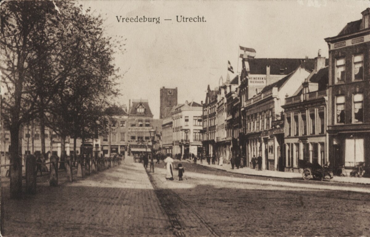 Een foto gemaakt rond 1910, waarop we rechts kunnen zien dat Bresser inmiddels een groot bord Bioscoop heeft aangebracht boven het al bestaande bord Venduhuis (foto HUA865070)