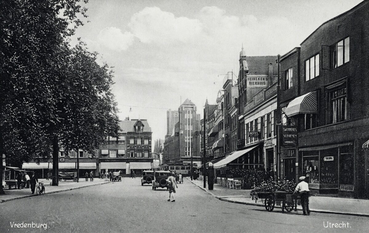 Foto van het Vredenburg genomen rond 1932, waarop rechts goed te zien is hoe de voormalige woning van Bresser is verbouwd tot winkel-woonhuis. Met de schoenenwinkel van Wennekes erin gevestigd (foto HUA2674)