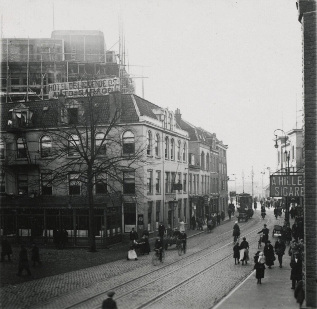 Het einde nadert. Gezien het verkeer op de straat is het nu een normale doordeweekse dag. Boven het hotel zien we het eerste vaste jaarbeursgebouw in aanbouw, waar het hotel dus uiteindelijk toch voor moest wijken.