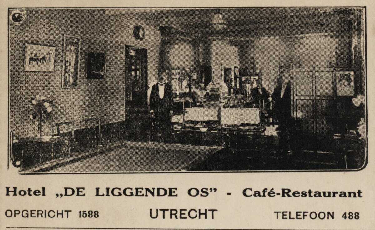 Het interieur van 'De Liggende Os' rond 1900.