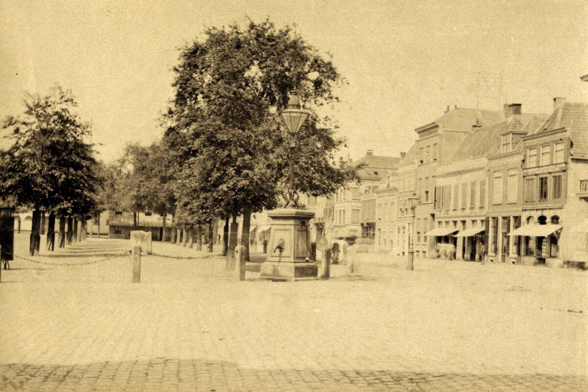 Een mooi sfeerplaatje van het Vreeburg rond 1875. Links naast de pomp zien we tussen de bomen door de zijgevel van De Liggende Os, waar dan nog alleen een luifel tegenaan gebouwd is. Dat 		zou dus in 1878 een warande worden.