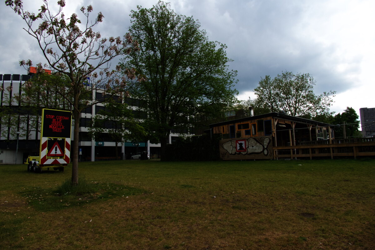 De parkeergarage Paardenveld in 2020 met rechts horecazaak Roost. Foto: Ton van den Berg