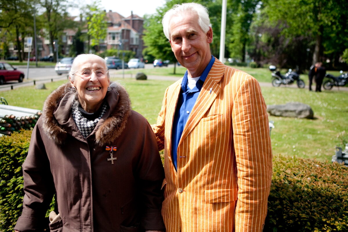 Charles en zijn moeder Tine in 2011. Foto: Ton van den Berg