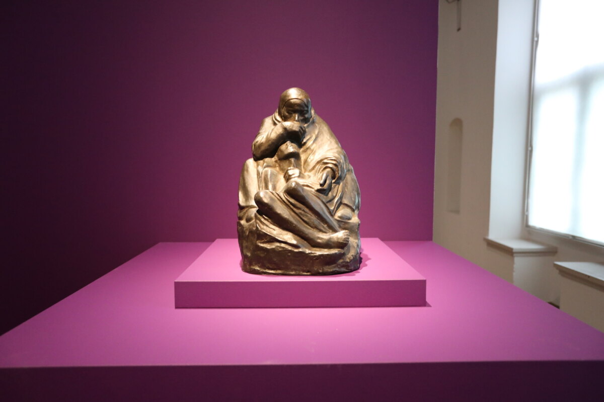 Maria met haar dode zoon Jezus (1937), een beeld van de Duitse Kathe Kollwitz.
