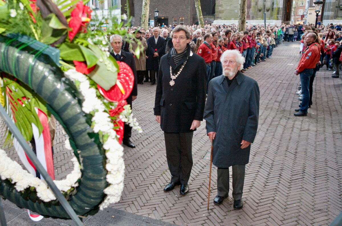 Oud-verzetsstrijder Ton Chamboné bij de kranslegging in 2012, helemaal links zoon Charles. Foto: Ton van den Berg