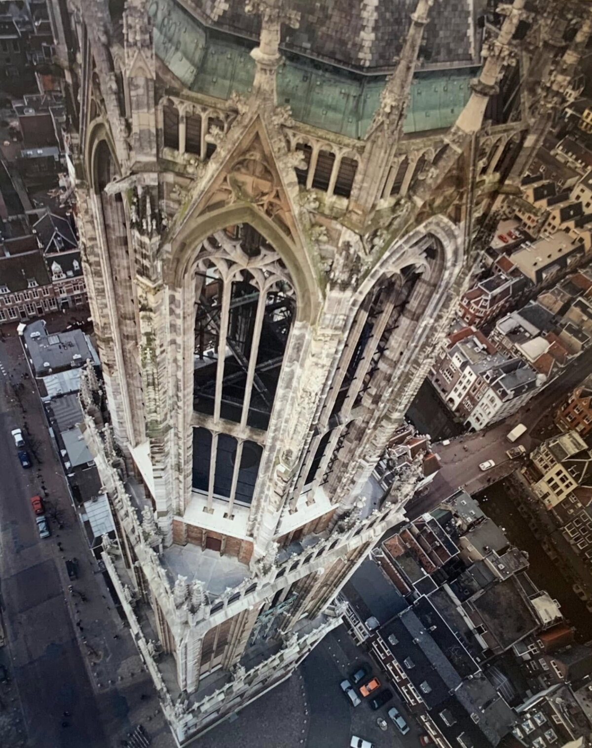 De Domtoren van opzij gezien in 1988. Foto: Herman H. van Doorn