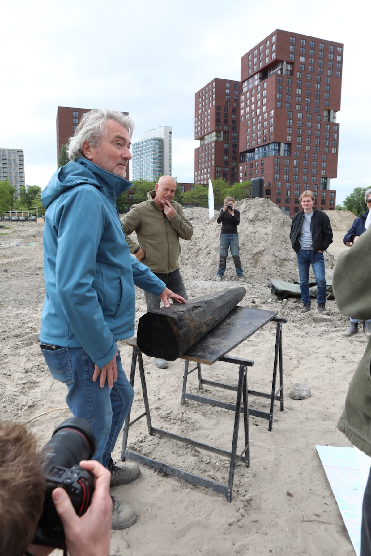 Erik Graafstal bij de heipaal uit het jaar 41. Foto: Ton van den Berg