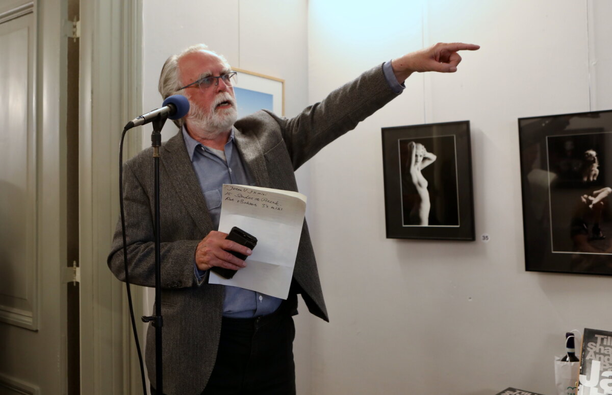 Jaap van de Klomp bij de opening van zijn foto-expostiie. Foto: Ton van den Berg