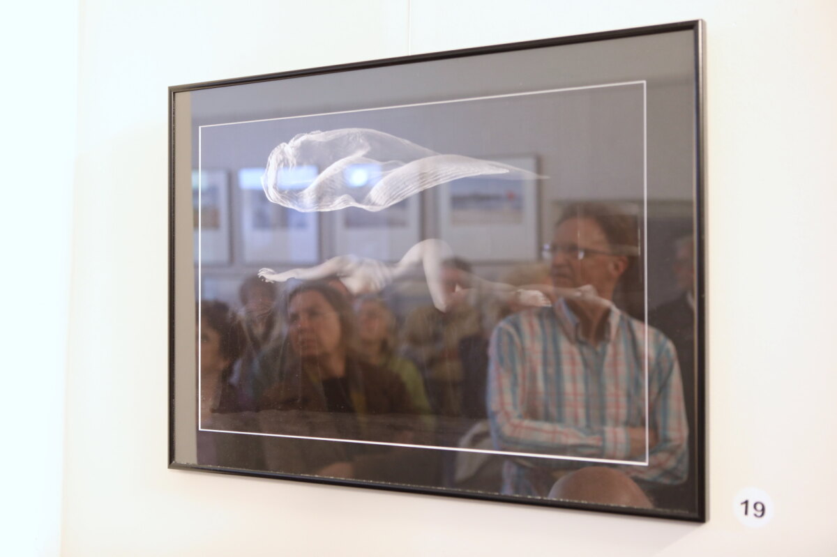 Bezoekers bekijken een foto van fotograaf Jaap van de Klomp. Foto: Ton van den Berg