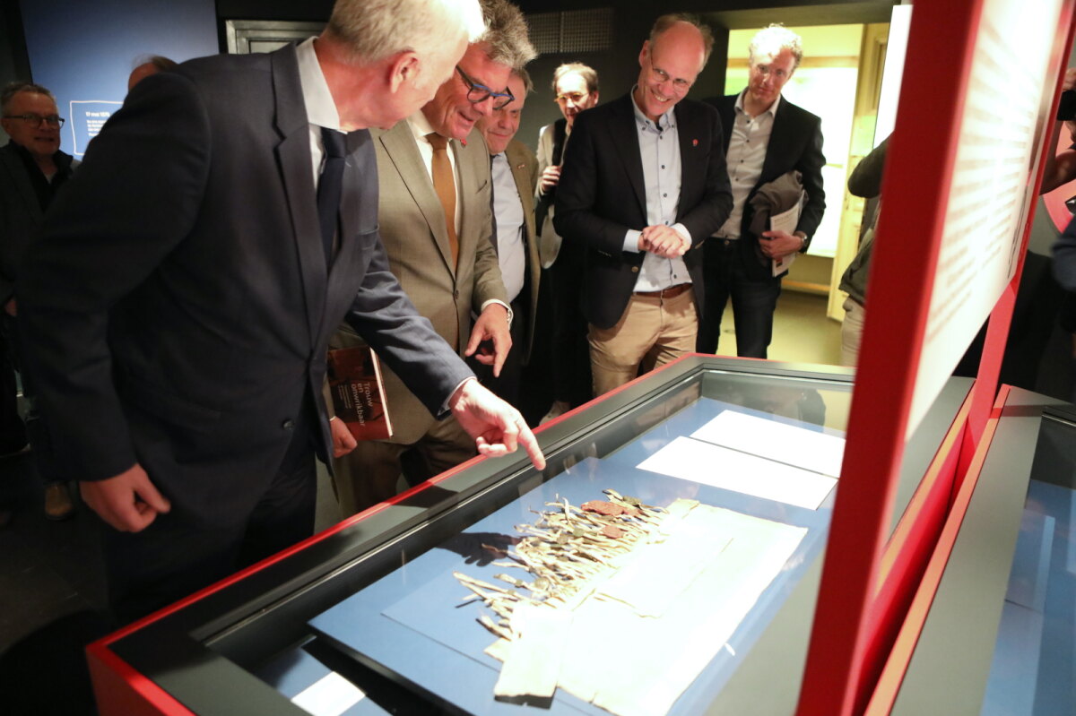 De tentoonstellingskast met de Landbrief in de expositie. Foto: Ton van den Berg