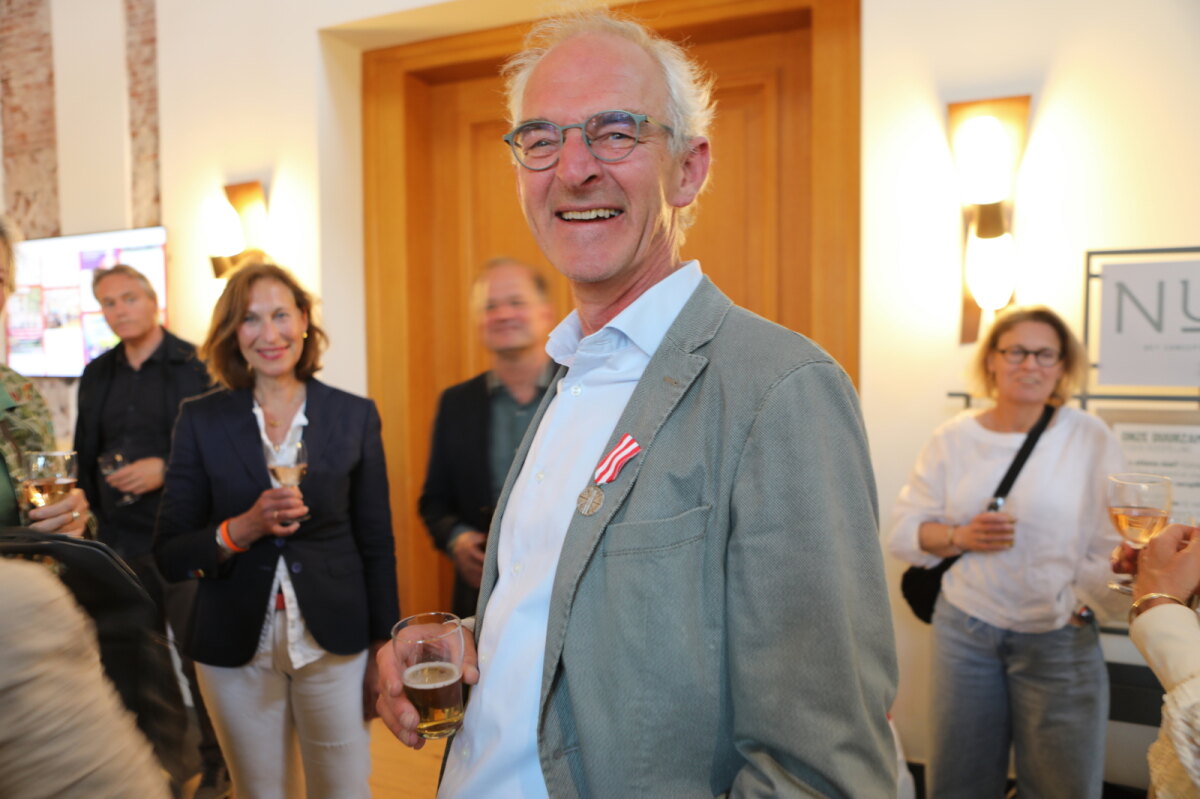 Dick de Jong met zijn onderscheiding in de hal van het stadhuis. Foto: Ton van den Berg