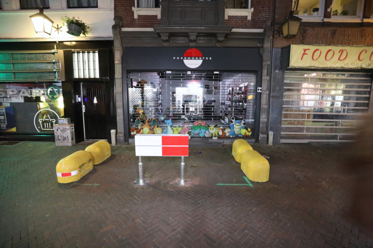 De gebarricadeerde Pokemon Utrecht in de Mariastraat. Foto: Ton van den Berg