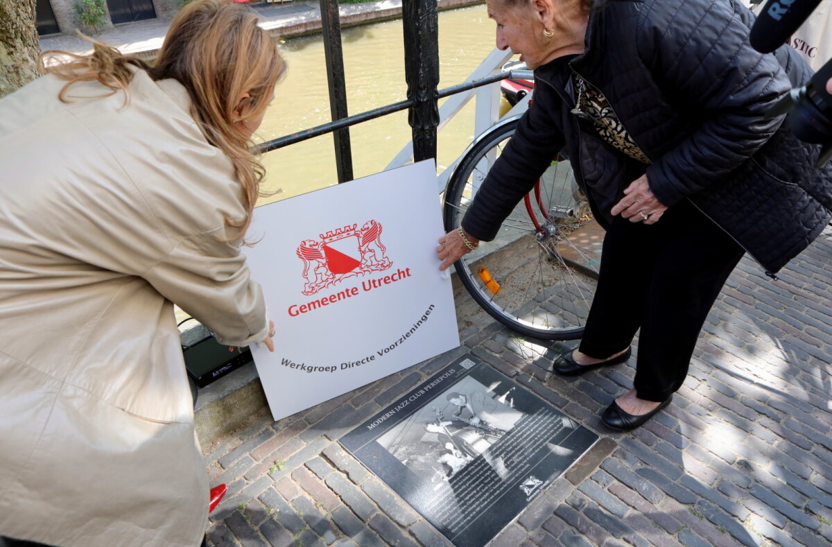 Wethouder Eva Oosters onthult samen met Nicoline von Biela Benima (Niki) de attentiesteen. Foto: Ton van den Berg