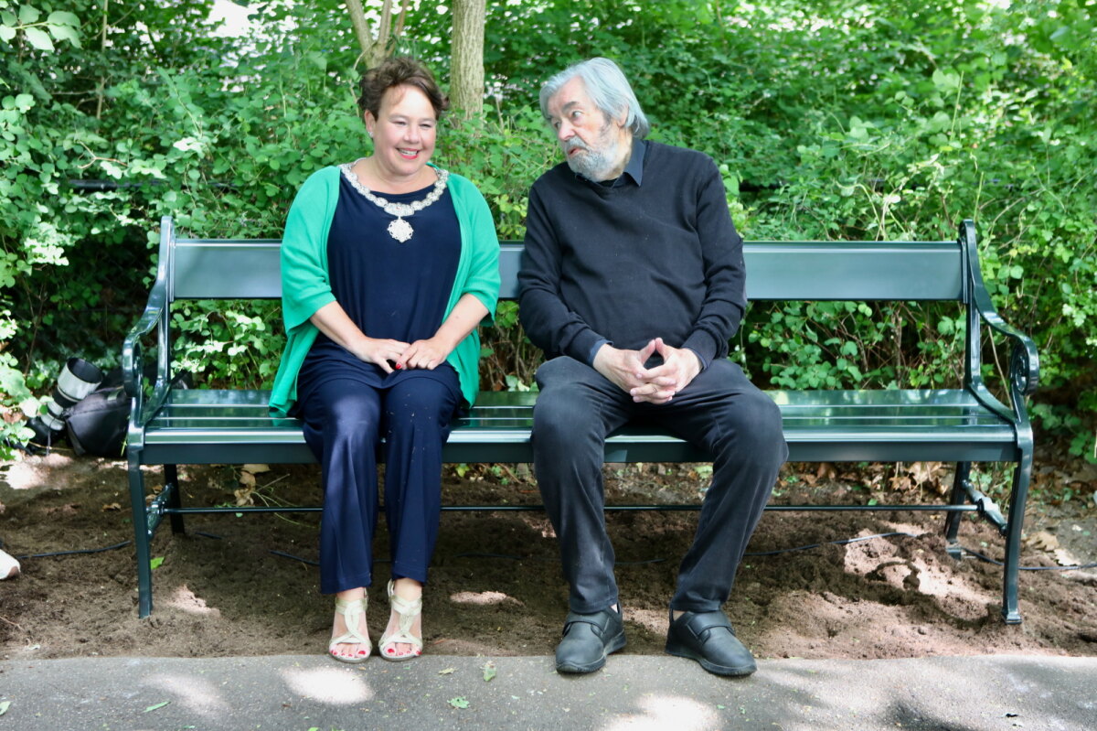 Burgemeester Dijksma en Maarten van Rossem op het bankje in het Wilhelminapark. Foto: Ton van den Berg
